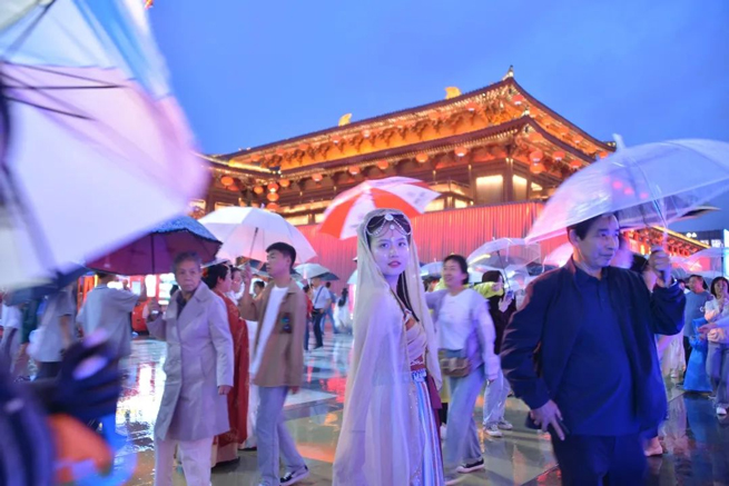 Funcionários de Xiangyi se reuniram na antiga capital Xi'An para experimentar a jornada de história e cultura de mil anos.