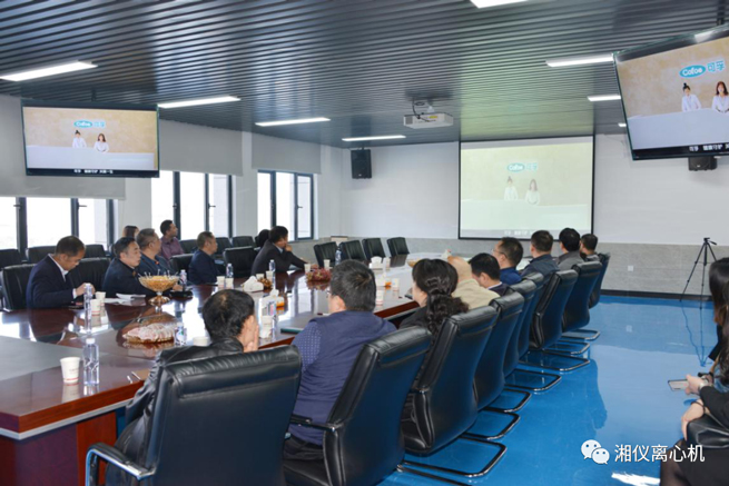 Peritos membros do Comitê de Especialistas Inspeção da Associação da Indústria de Dispositivos Médicos Changsha visitou empresas de equipamentos médicos como Hunan Xiangyi Laboratory Instrument Development Co., Ltd