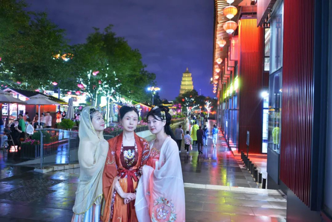 A equipe de Xiangyi se reunia na antiga capital Xi'An para experimentar a jornada cultural e histórica de mil anos.