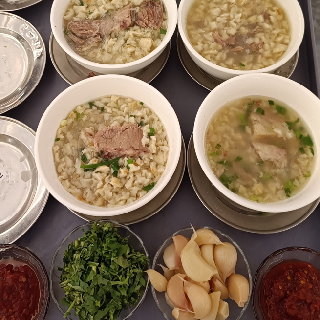 A equipe de Xiangyi se reuniu na antiga capital Xi'An para experimentar a jornada cultural e histórica de mil anos.