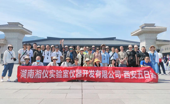 A equipe de Xiangyi se reuniu na antiga capital Xi'An para experimentar a jornada cultural e histórica de mil anos.