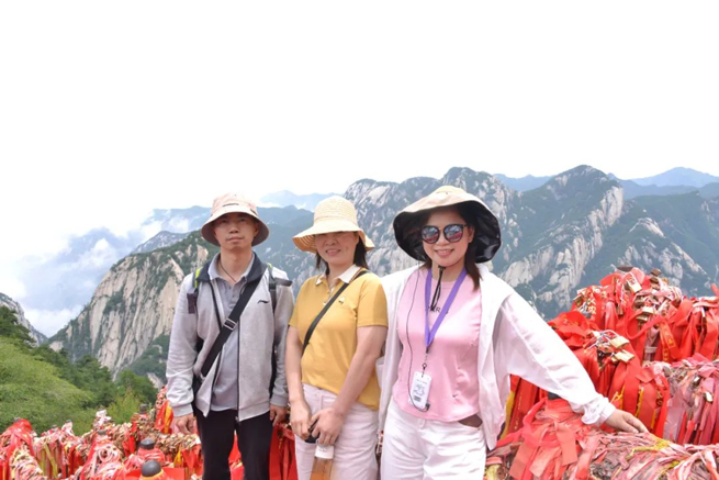 A equipe de Xiangyi se reuniu na antiga capital Xi'An para experimentar a jornada cultural e histórica de mil anos.