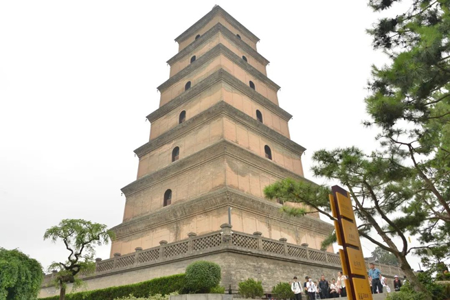 Funcionários de Xiangyi se reuniram na antiga capital Xi'An para experimentar a jornada de história e cultura de mil anos.